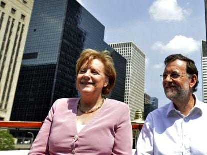 Imagen cedida por la Presidencia del Gobierno espa&ntilde;ol de la entrevista entre Rajoy y Merkel durante un paseo en barco por Chicago.