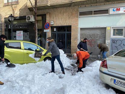 Pablo Casado ayuda a retirar nieve de la puerta de un centro de salud en Madrid.