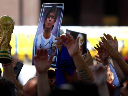Seguidores de Maradona se despiden del Dios del fútbol, ayer en Buenos Aires.