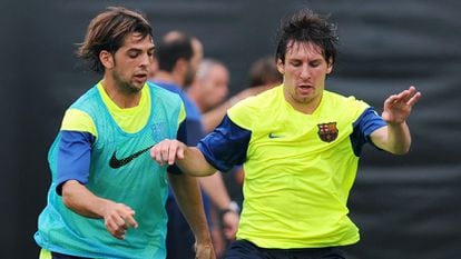 Barcelona FC striker Lionel Messi from Argentina (R) fights for the ball with defender Victor Sanchez Mata during a training session at UCLA in Los Angeles, California on July 30, 2009. Barcelona will face the Los Angeles Galaxy on August 1 in Pasadena, California.  AFP PHOTO / GABRIEL BOUYS (Photo credit should read GABRIEL BOUYS/AFP via Getty Images)