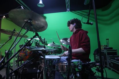 Pablo Narea, 18 años, uno de los dos baterías que llevará el grupo en los conciertos del WiZink Center. 