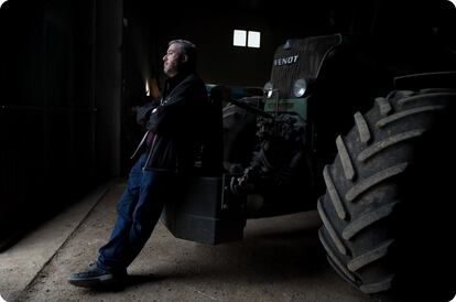Restituto Nafría, agricultor que transita con su tractor por la N-122 en la provincia de Soria.