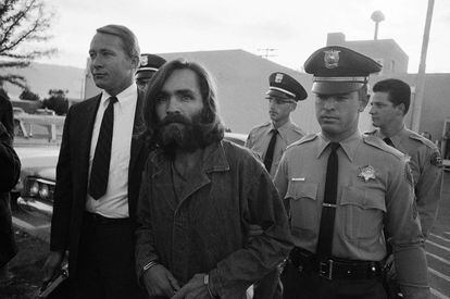 Charles M. Manson, en 1969, saliendo del juicio en Los &Aacute;ngeles.
