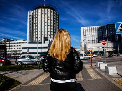 La madre de Carmen, delante del Hospital de La Paz, en Madrid, donde acudieron a urgencias por la salud mental de su hija.