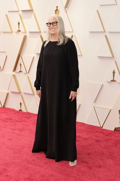 La directora Jane Campion, ganadora a mejor dirección por El poder del perro, se decantó por un sencillo vestido negro de Dior. La primera mujer ganadora de la Palma de Oro en Cannes ha vuelto a hacer historia al convertirse en la tercera mujer en llevarse también este Oscar (segunda consecutiva tras Chloé Zhao el año pasado).