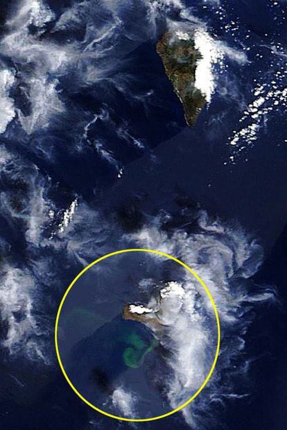 Fotografía facilitada por la NASA, tomada hoy viernes por el satélite Terra, en la que se aprecia la deriva hacia el océano de la mancha de la erupción submarina en la zona de La Restinga, el sur de El Hierro.