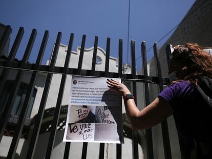 Una manifestante cuelga uno de los mensajes publicados por Luz Raquel Padilla en redes sociales, en Ciudad de México, el 21 de julio.
