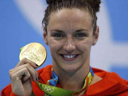 Katinka Hosszu enseña su medalla de oro de 200 estilos.