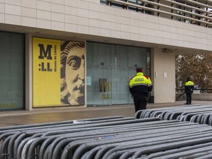 Dos mossos esperen a les portes del Museu de Lleida aquest diumenge..