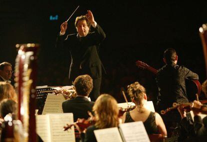 Josep Pons dirigiendo a la Orquesta Nacional de España en China, en 2007.