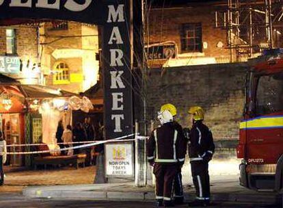 Varios bomberos trabajan cerca de uno de los edificios incendiados en Camden Town.