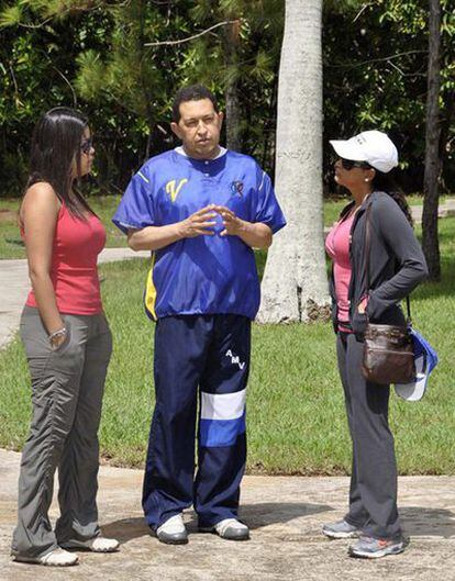 Chávez hablar con sus hijas María Gabriela (izquierda) y Rosa Virginia en La Habana, en una imagen cedida por Cubadebate.