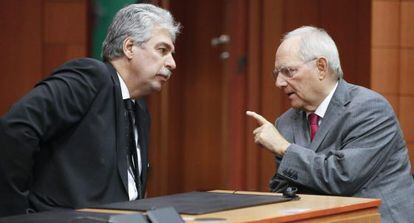 El ministro austriaco de Finanzas, Hans Joerg Schelling (izquierda) conversa con su homólogo alemán Wolfgang Schäuble.