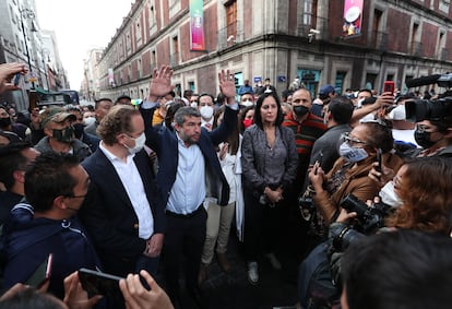 Alcaldes electos de oposición se manifiestan este martes en el Congreso de Ciudad de México.