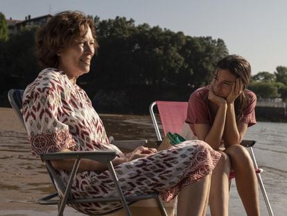 Las actrices Susi Sánchez y Laia Costa, en un fotograma de la película 'Cinco lobitos'.