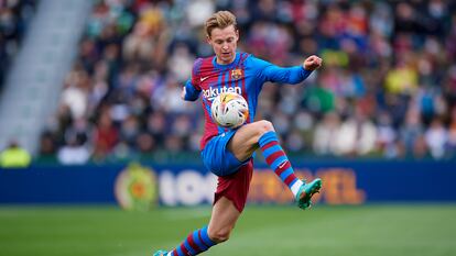De Jong controla el balón durante el Barça-Elche en marzo pasado.