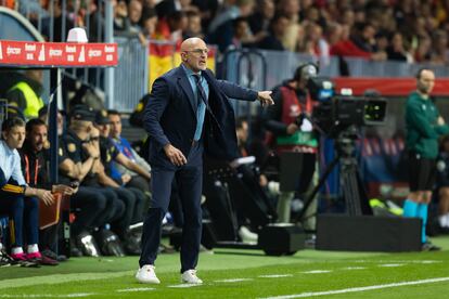 El entrenador de la selección española de fútbol, Luis de la Fuente, durante el España-Noruega del pasado sábado en el estadio de La Rosaleda, en Málaga.