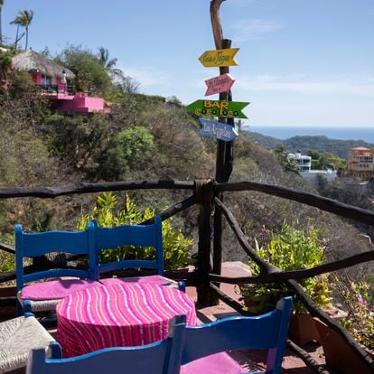 Hotel Flamingos construido sobre un acantilado y conocido como la  residencia del actor estadounidense Johnny Weissmüller, famoso por representar a Tarzán en numerosas películas, es actualmente uno de los más históricos y famosos del puerto de Acapulco, Guerrero, México. 