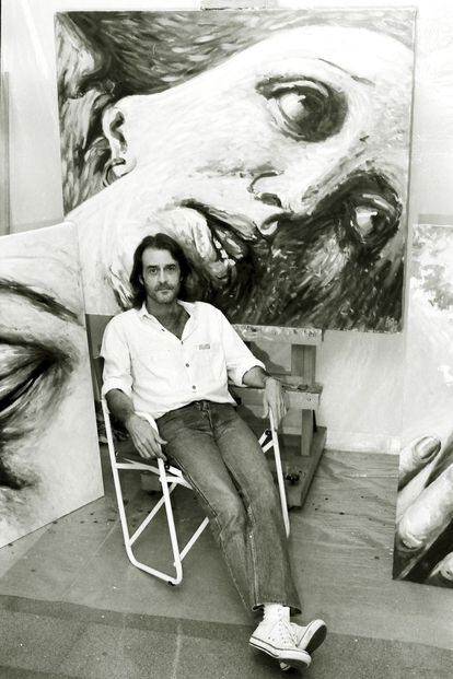Luis Eduardo Aute en su estudio de pintura en 1986.