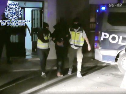 Imagen obtenida del vídeo que muestra la detención, en octubre de 2019, del presuntos yihadista acusado de dirigir en España la red de propagan del ISIS.
