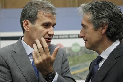 El presidente de Renfe, Juan Alfaro, con el ministro de Fomento, Íñigo de la Serna.