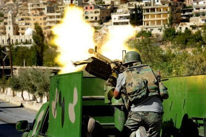 El Ej&eacute;rcito sirio dispara en una calle de la localidad de Malula, el s&aacute;bado, en una foto difundida por la agencia oficial siria. 