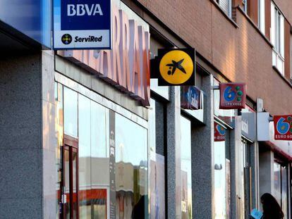 Sucursals de diversos bancs en un carrer de Madrid.