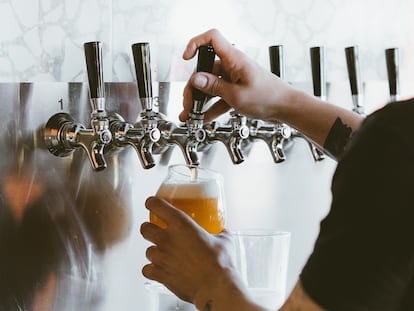 Tirador de cervezas artesanales en la cervecería Insurgente, en Tijuana (México).