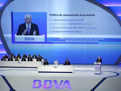 El presidente del BBVA , Francisco Gonz&aacute;lez (a la derecha) durante su exposici&oacute;n en la junta del BBVA, el pasado 17 de marzo.