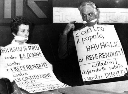 Emma Bonino y Marco Panella protestan contra las restricciones en la campaña para un referéndum en 1978.