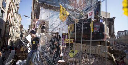 Los activistas de Can Vies siguieron trabajando, ayer, en el desescombro de la finca de Sants.