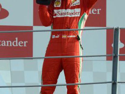 Alonso filma a los espectadores desde el podio de Monza.