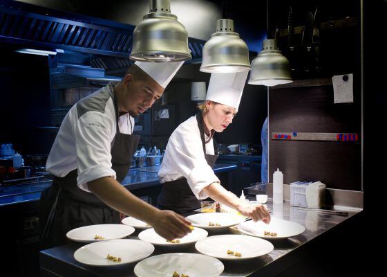 Dos cocineros, en plena faena en las cocinas del restaurante de los hermanos Roca, preparando el menú servido para este reportaje el pasado día 9.
