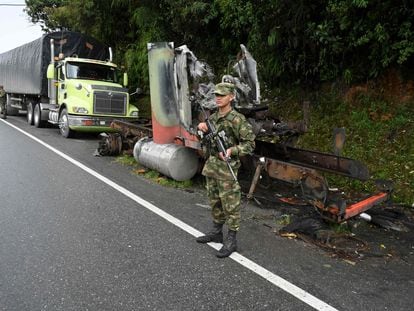 Un soldado monta guardia junto a un camión quemado por miembros del cartel Clan del Golfo en Antioquia (Colombia), el 6 de mayo de 2022.