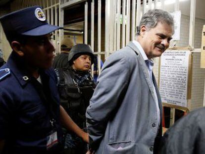 El expresidente guatemalteco Álvaro Colom y otros exmiembros de su Gobierno también han sido arrestados por malversación de fondos