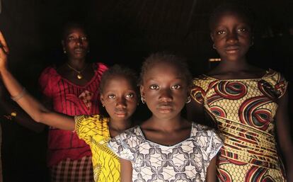 Una mujer y sus hijas en su casa en la localidad de Cambadju, en la región de Bafata (Guinea Bisau).El pueblo fue el primero en el país que renunció a practicar la ablación genital.