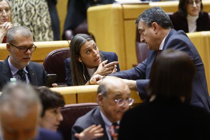 Junts spokesperson, Miriam Nogueras, speaks with PNV spokesperson, Aitor Esteban.  Junts saves the decrees of the Pedro Sánchez Government while Podemos overturns the increase in Yolanda Díaz's unemployment benefit.