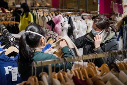 Dos mujeres en una tienda de ropa del centro comercial Joy City en Pekín el martes.