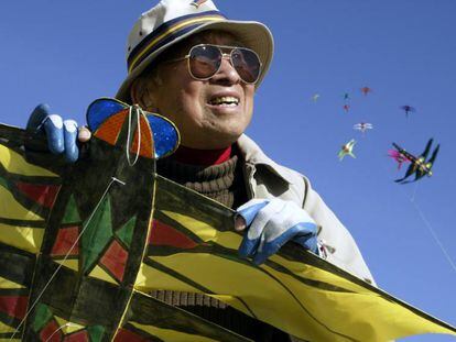 Tyrus Wong, volando cometas en la playa de Santa Mónica