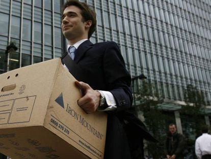 Un trabajador de Lehman Brothers sale de las oficinas del distrito financiero de Londres el 15 de septiembre de 2008, día de la quiebra.  