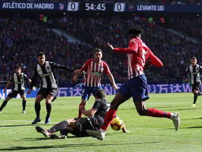 El balón golpea en el brazo de Vukcevic en la jugada de penalti para el Atlético.