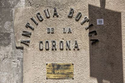 El rótulo de la antigua farmacia La Botica de la Corona, en la calle Cignas con Ataulf, en Barcelona.