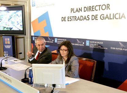El presidente de la Xunta y la conselleira de Política Territorial, Maria José Caride, durante la presentación del Plan Director de Carrteras.
