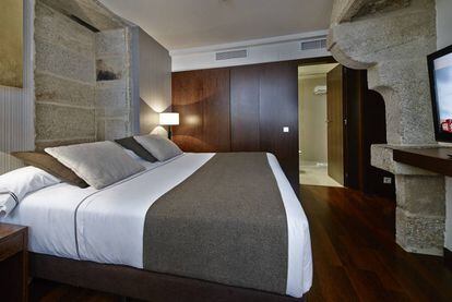 Una de las habitaciones del hotel Carrís Casa de la Troya, en Santiago de Compostela (A Coruña). 