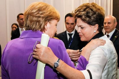 Angela Merkel, canciller alemana, saluda a la presidenta de Brasil, Dilma Rousseff