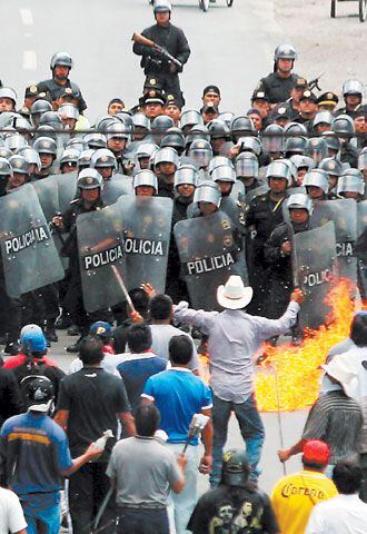 La policía mexicana, ante los ambulantes en San Salvador de Atenco.