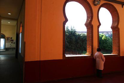 Una trabajadora de Las Ventas mira por una de las ventanas de la plaza.
