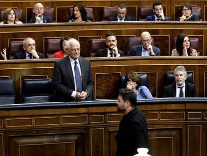 Gabriel Rufián pasa ante Josep Borrell tras ser expulsado de la última sesión de control.