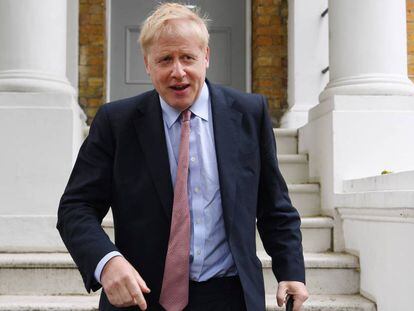 Boris Johnson sale de su vivienda en Londres, este miércoles.