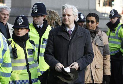 Assange, al llegar al Tribunal Supremo para la vista sobre su recurso contra la extradición a Suecia.